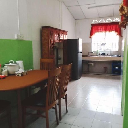 Homestay Ummi Razzin Kuala Kangsar Exterior photo