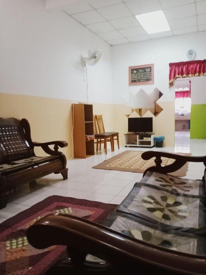 Homestay Ummi Razzin Kuala Kangsar Exterior photo