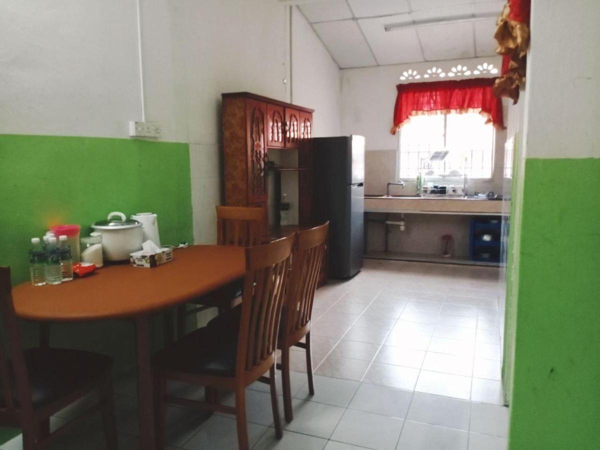 Homestay Ummi Razzin Kuala Kangsar Exterior photo